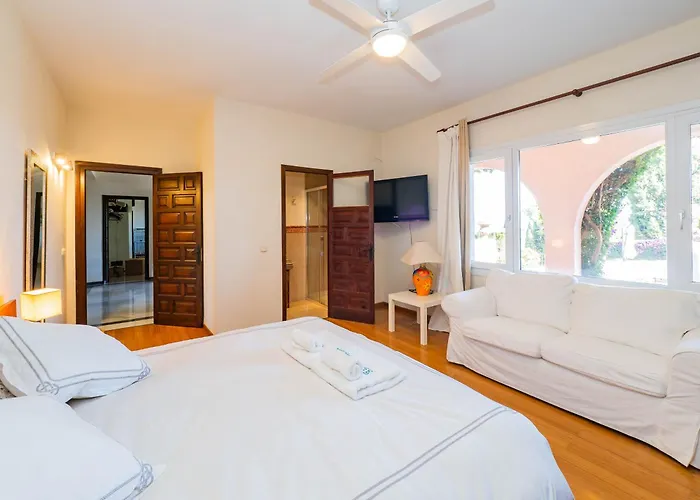 Cubo's Capuchinas & Cave House *