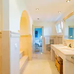Cubo's Capuchinas & Cave House Villa *