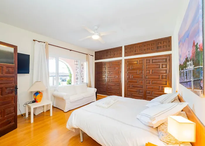 Cubo's Capuchinas & Cave House Villa *