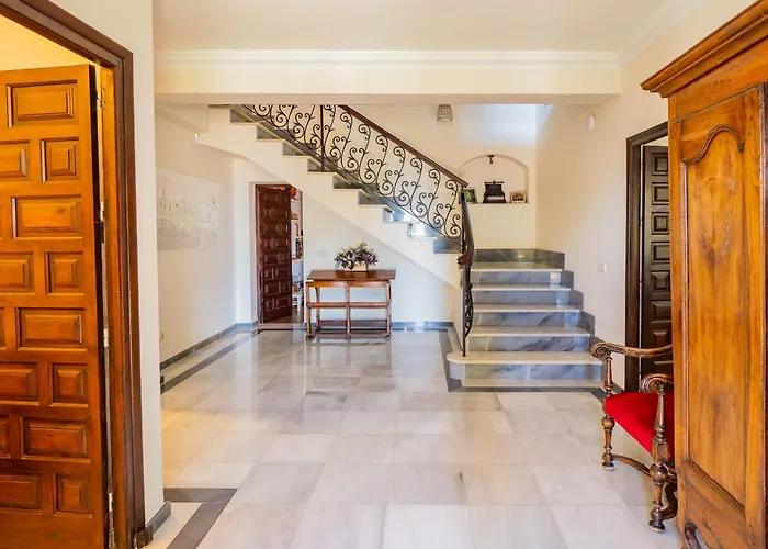 Cubo's Capuchinas & Cave House Villa