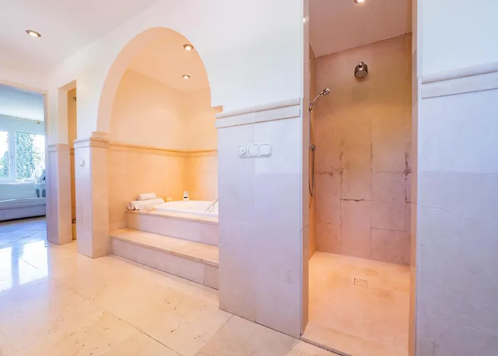 Villa Cubo's Capuchinas & Cave House