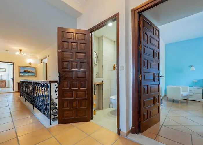 Cubo's Capuchinas & Cave House Villa