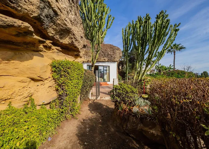 Villa Cubo's Capuchinas & Cave House *