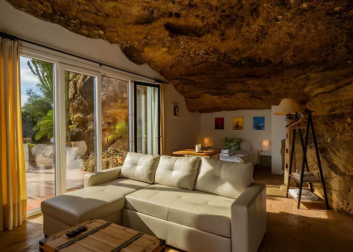 Cubo's Capuchinas & Cave House Villa *