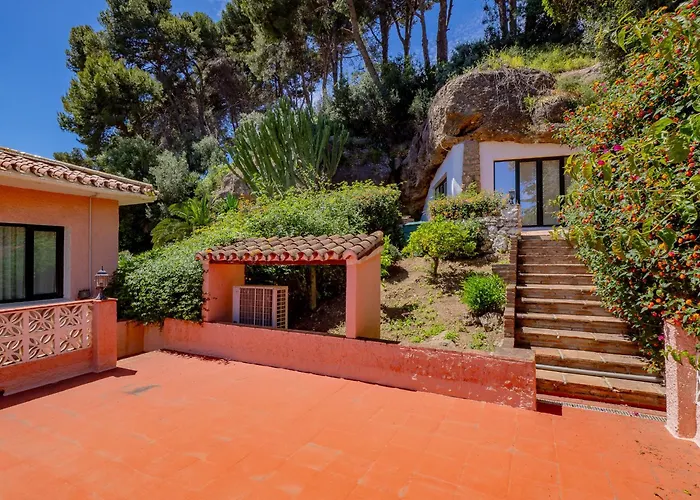 Cubo's Capuchinas & Cave House *