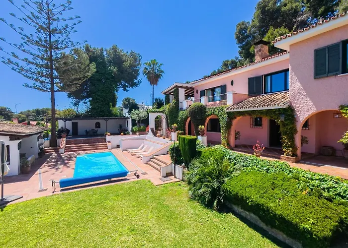 Villa Cubo's Capuchinas & Cave House *