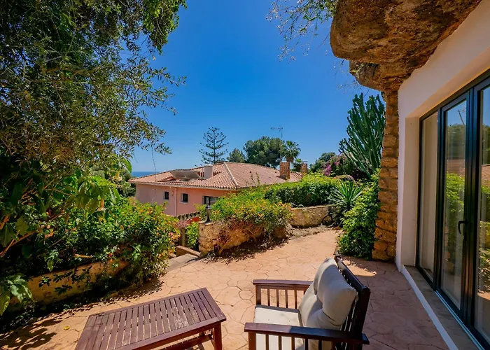 Villa Cubo's Capuchinas & Cave House *