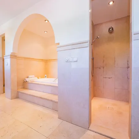 Villa Cubo's Capuchinas & Cave House