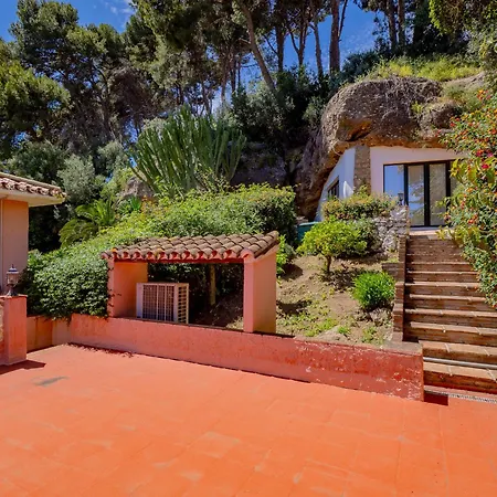 Cubo's Capuchinas & Cave House *