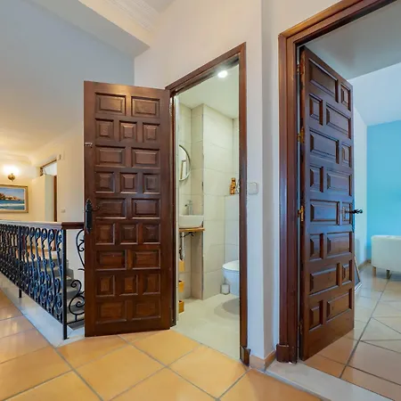 Cubo's Capuchinas & Cave House Villa