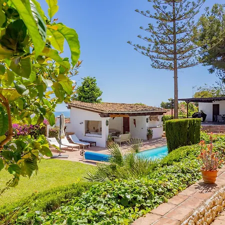 Cubo's Capuchinas & Cave House *